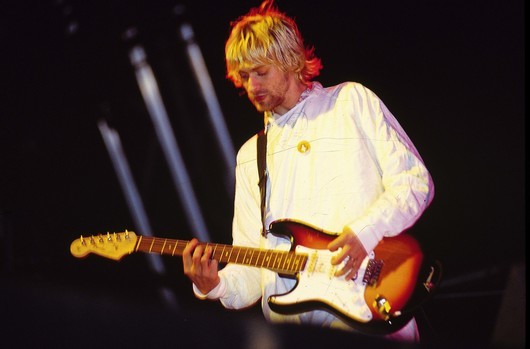 Китара счупена на сцената от фронтмена на Nirvana Кърт Кобейн