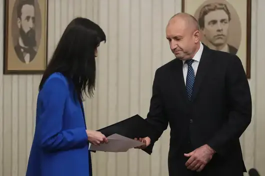 Румен Радев връчва мандат на Мария Габриел в 12 ч. 