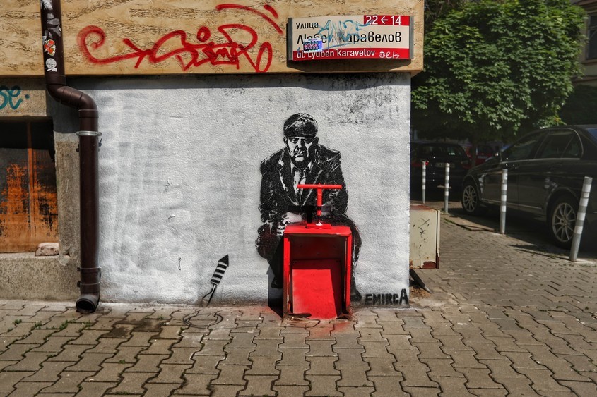 С каскет и детонатор Гешев "изгря" на уличен стенопис в София