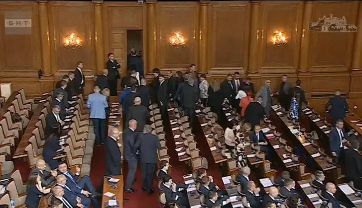 ГЕРБ напусна НС след обидна реч на "Възраждане" и отиде пред прокуратурата да брани Борисов