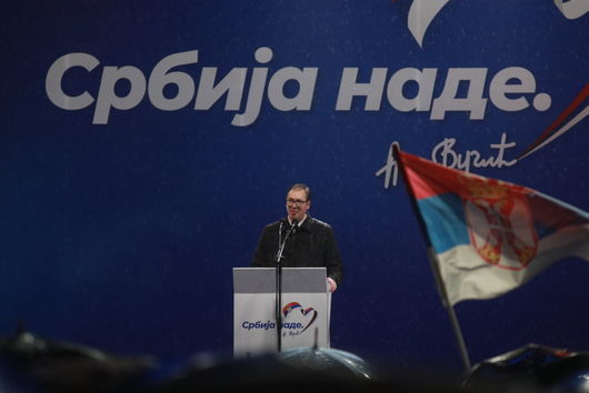 Вучич се оттегля като партиен лидер, след като спретна митинг с чиновници в своя подкрепа