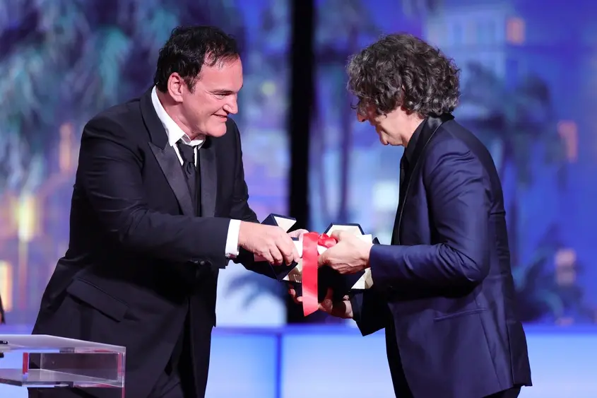 Куентин Тарантино връчва grand prix на Джонатан Глейзър за "The Zone of Interest", писан по романа на Марин Еймис, Кан 2023 победители