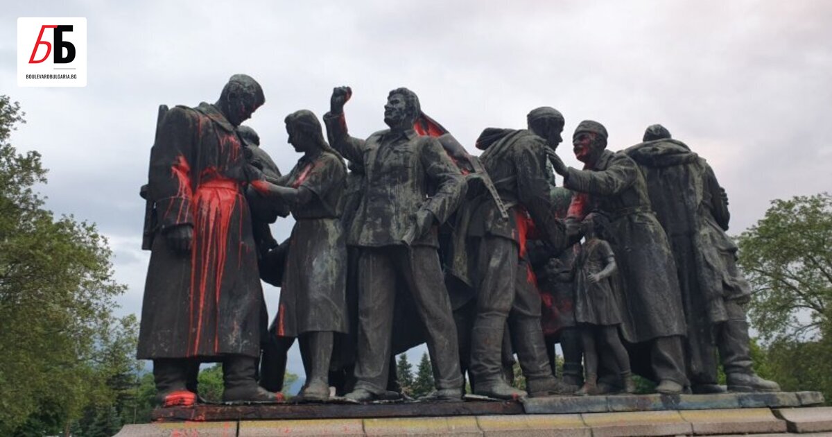 Паметникът на Съветската армия в центъра на София отново е