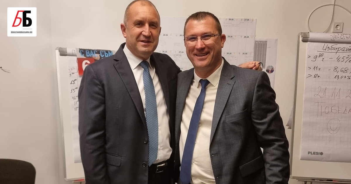 Радев е хванал под едната ръка Гешев, под другата ръка