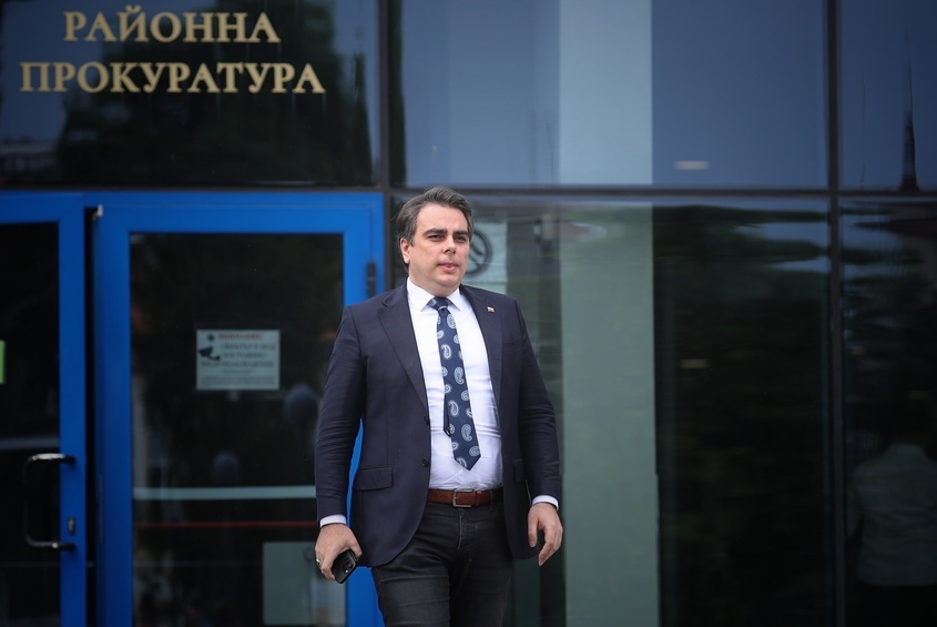 Асен Василев се яви на разпит в прокуратурата заради заплахата срещу Радостин Василев