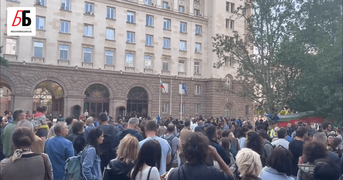 Протестът срещу президента Румен Радев събра пълен площад с хора