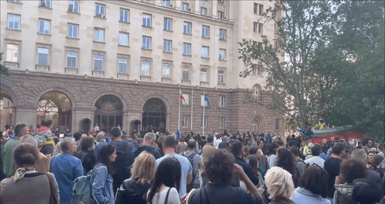 Протестът срещу президента Румен Радев събра пълен площад с хора