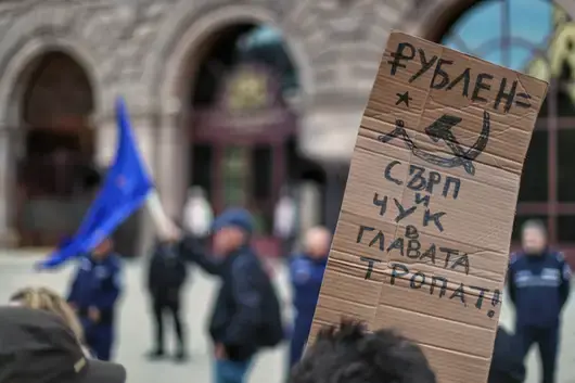 Протестът срещу Румен Радев в снимки