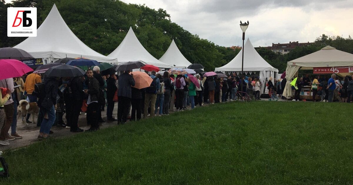 Въпреки дъждовното време стотици граждани се редиха на опашка, за