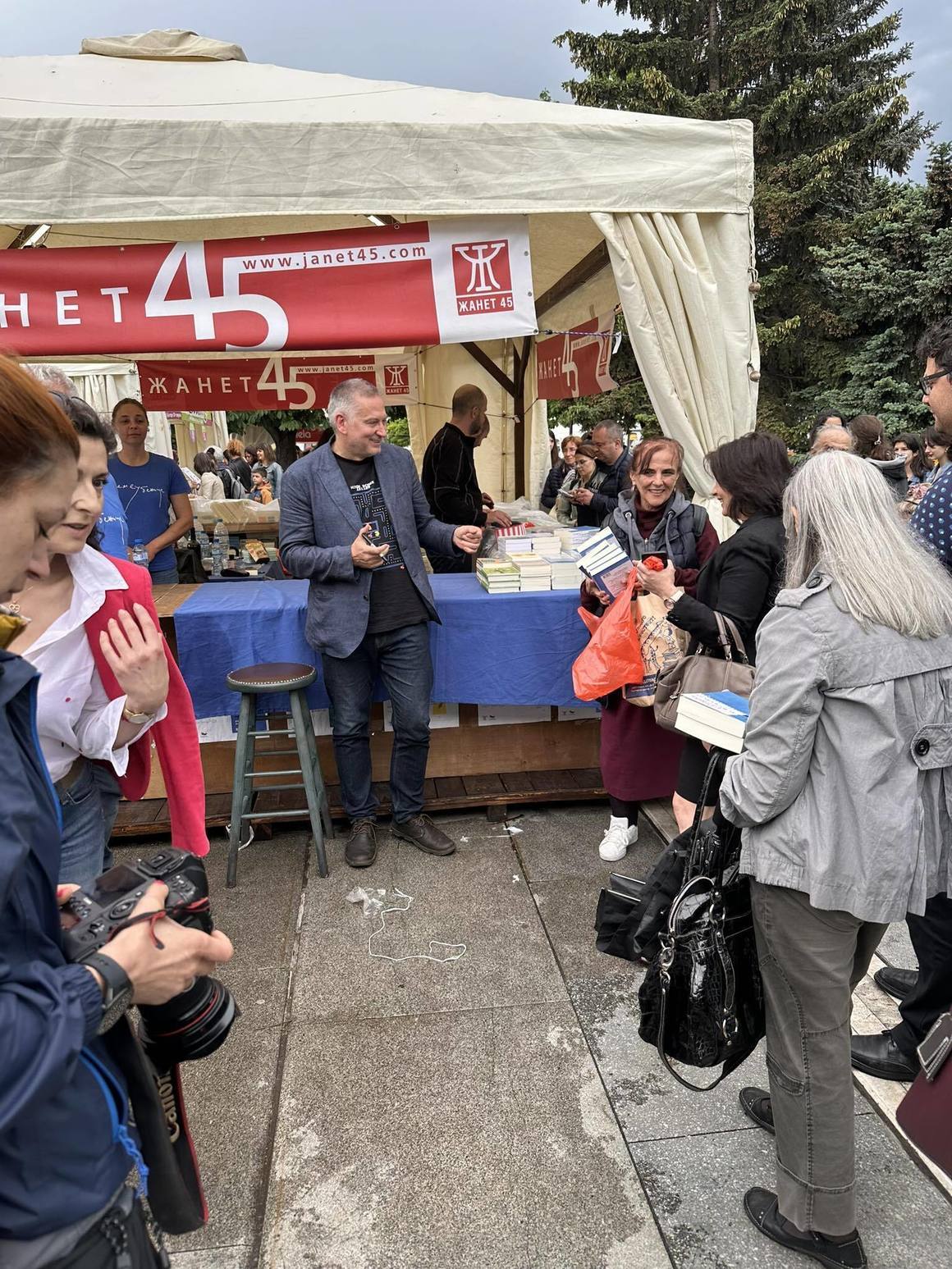 Господинов и "Времеубежище" предизвикаха гигантска опашка на Панаира на книгата