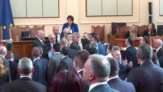 17 депутати получиха наказание заради „тепачката“ в парламента вчера