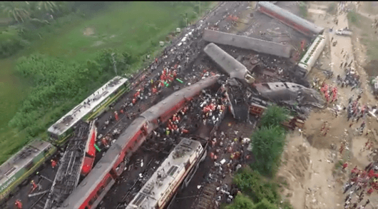 Стотици загинаха при една от най-тежките влакови катастрофи в Индия