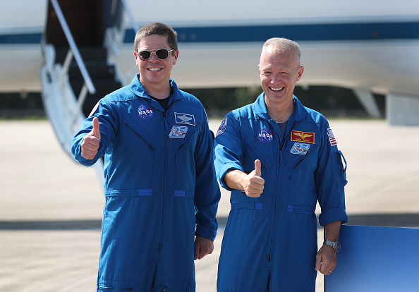 <br><br>
<b>Годината на космическия пробив</b>
<br><br>
SpaceX постигна исторически успех, като на 30 май осъществи първия си полет с екипаж в Космоса - на снимката Боб Бенкин и Дъг Хърли. Мисията отбеляза първото изпращане на астронавти в орбита от NASA от 2011 година насам. През ноември SpaceX осъществи и първата си оперативна мисия за NASA, след като Crew Dragon се скачи за МКС с четирима души на борда. Междувременно на Земята: привърженици на конспиративни теории разрушиха няколко клетъчни кули за 5G мрежа в Англия, Нидерландия и Кипър заради убеждението си, че мобилната комуникация "пренася" болести.
