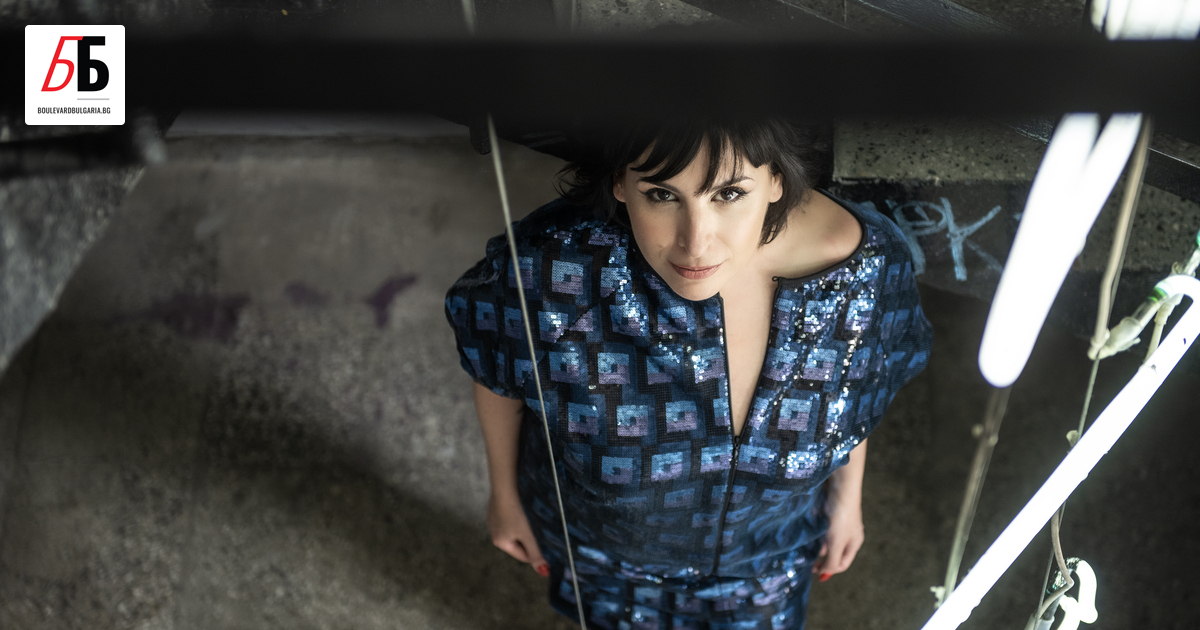 Внимателно избягва клишетата, но често не прощава с думите.Откривам я