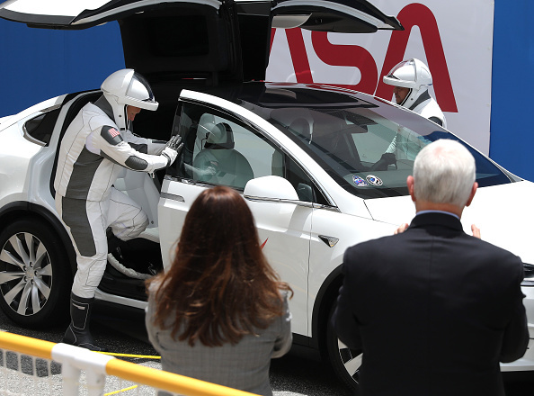 Когато е замесен Елон Мъск, нямам как да не се появи и Tesla. След като говориха от дистанция със семействата си и направиха няколко "въздушни" прегръдки, двамата астронавти влязоха в Tesla Model X - вместо с обичайния астрован, те се придвижиха до площадката за излитане със суперкола.