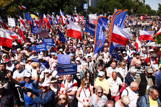 Стотици хиляди излязоха на масов протест във Варшава за да