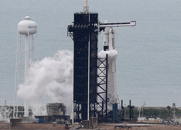 Първият полет с екипаж в Космоса в 18-годишната история на SpaceX и първият такъв за NASA от 2011 година насам.
<br><br>
На 27.05 в 23:33 ч. Crew Dragon, прикрепен към ракетата Falcon 9, трябваше да бъде изстрелян - момент, за който Елон Мъск каза, че дори не си е мечтал. Атмосферните условия обаче не позволиха това да се случи: прекалено високото наличие на електричество във въздуха отмени събитието за 30 май.
<br><br>
Дори и така обаче случилото се на Kennedy Space Center във Флорида беше интересно преживяване - отново бяхме обединени от тема, различна от Covid-19.