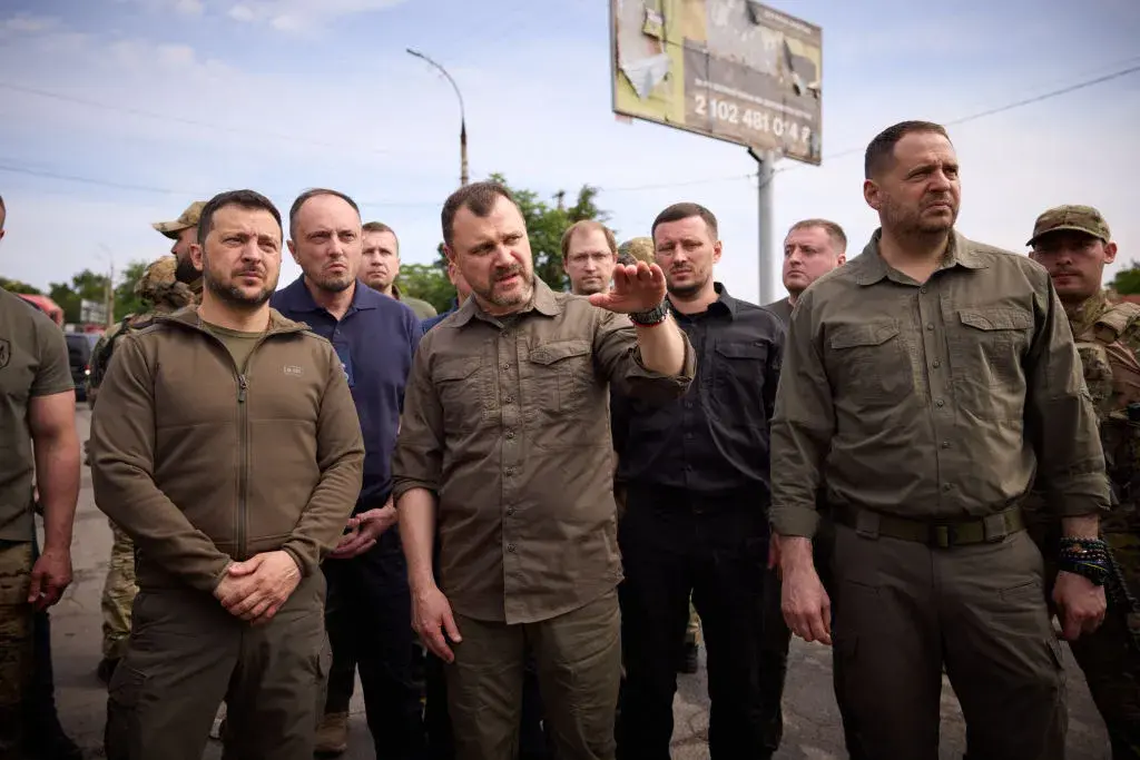 Обстрел в наводнения Херсон: Украйна и Русия си разменят обвинения
