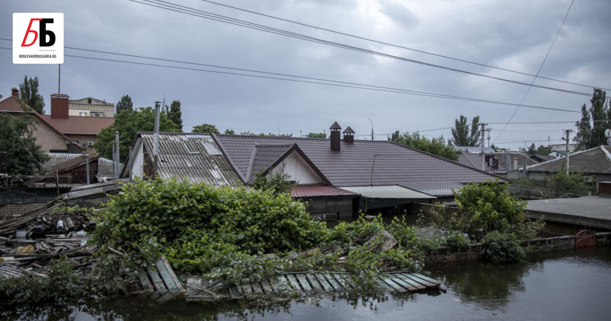 Срутването на стената на язовира Каховка на 6 юни почти