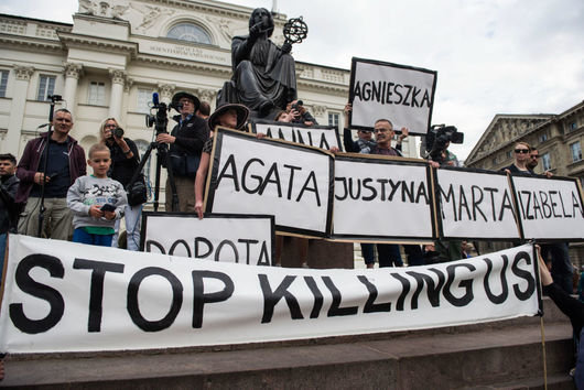 "Спрете да ни убивате". Хиляди на протест в Полша след смърт заради отказан аборт