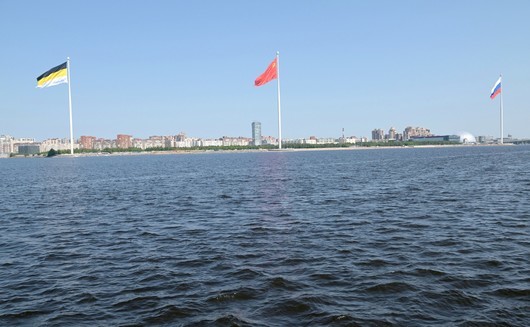 Русия развя съветското знаме и това на Руската империя в Санкт Петербург