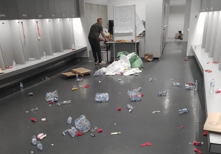 Българските национали се "прочуха" в Литва с разхвърляни боклуци в съблекалнята