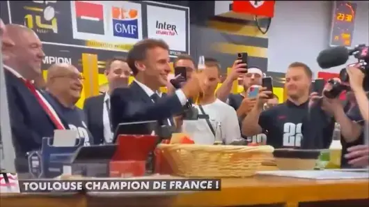 Макрон предизвика скандал заради видео, в което изпива бира за 17 секунди