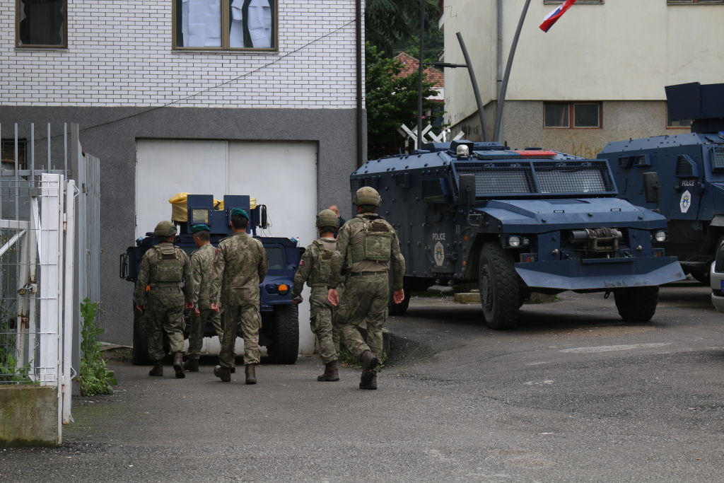 Съединените щати наблюдават обезпокоително разполагане на сръбски военни по границата