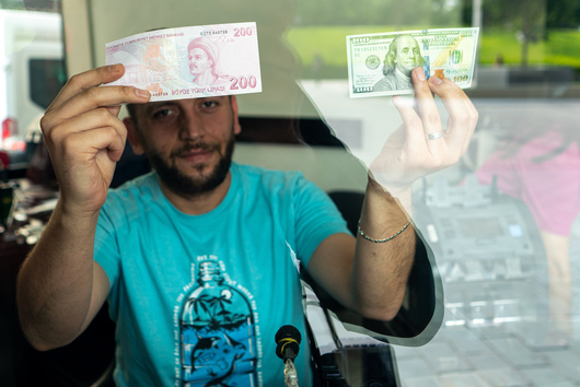 Турската лира дълбае дъното – въпреки хода на централната банка