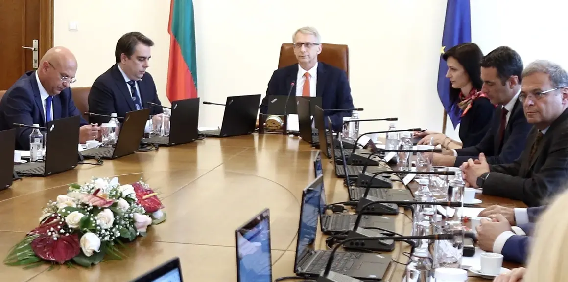 Николай Денков свиква кабинета извънредно 