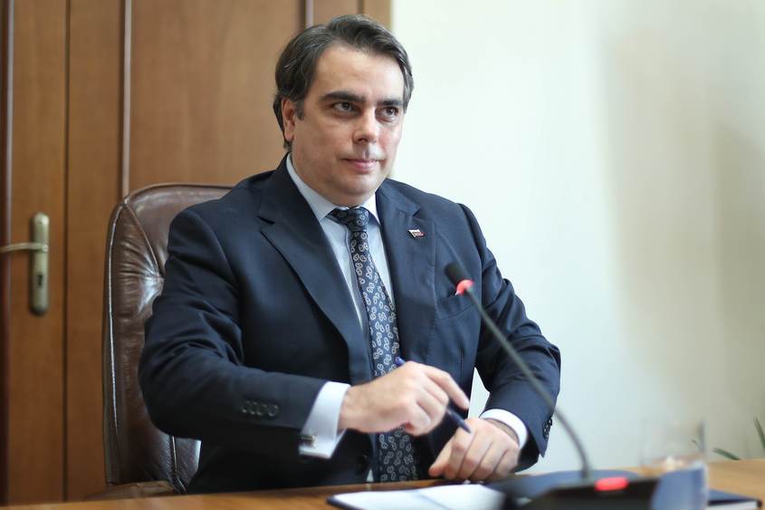 Асен Василев: Президентът се опитва да дерайлира членството в еврозоната