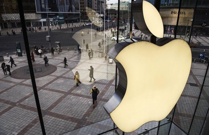 Акциите на Apple поскъпнаха рекордно и компанията е на косъм от оценка от $3 трлн. 