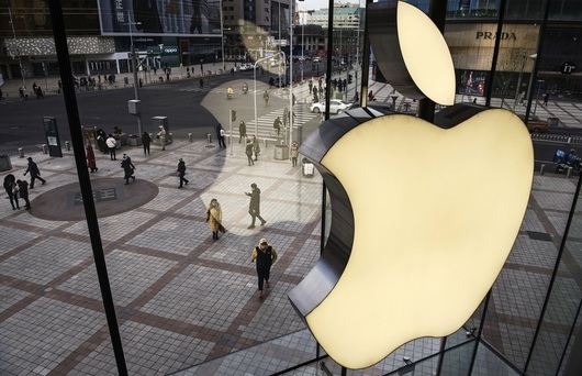 Акциите на Apple поскъпнаха рекордно и компанията е на косъм от оценка от $3 трлн. 