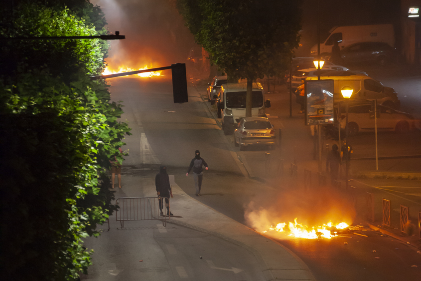 Трета нощ на безредици и палежи във Франция, над 400 души са арестувани