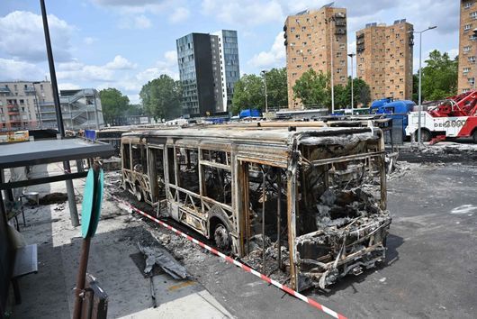 Франция спира всички автобуси и трамваи заради масовите размирици в страната