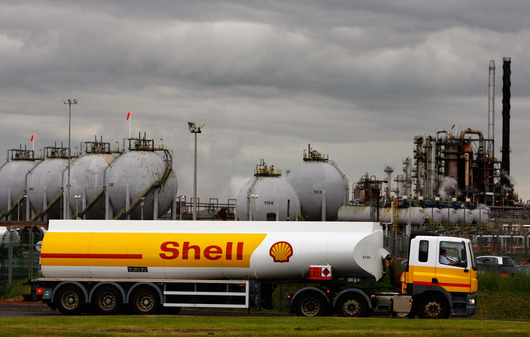 Shell продължава да търгува с руски газ повече от година