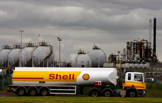 Година след обещанието да спре: Shell продължава да търгува с руски газ