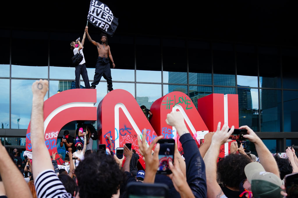 Протестиращите в Атланта атакуваха сградата на CNN.