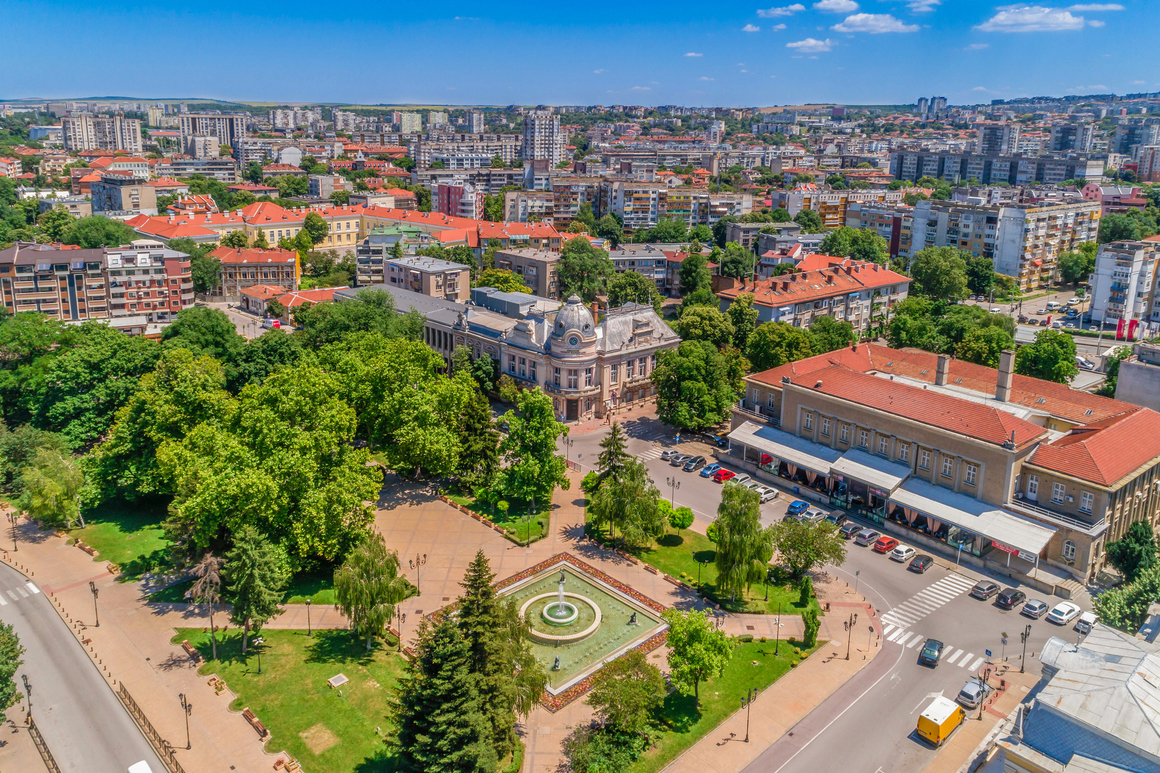 Горещата вълна "счупи" три температурни рекорда в България