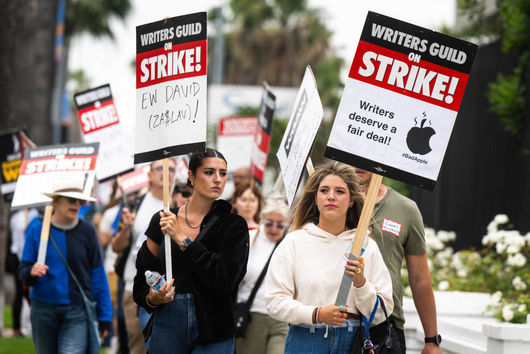 Официално: Край на стачката на сценаристите в Холивуд