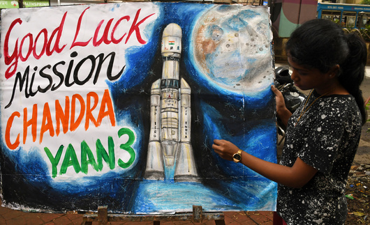 Индийската космическа агенция изстреля в петък ракета която изпрати космически