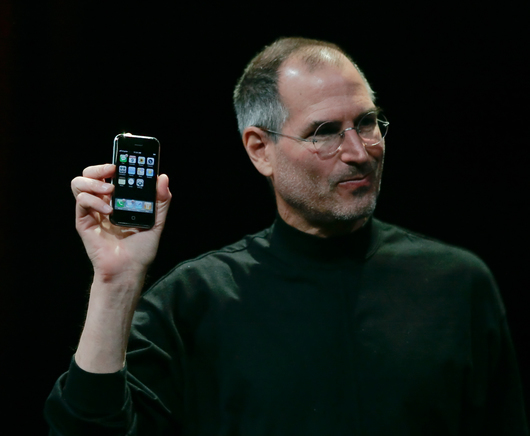 iPhone, спрян само 2 месеца след пускането си, бе продаден за рекордните над $190 000 