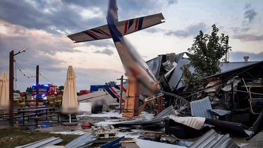 Малък самолет се разби в хангар край Варшава, петима души са загинали