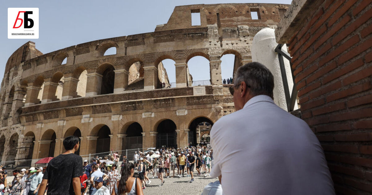 Още двама туристи са хванати да драскат върху Колизеума в