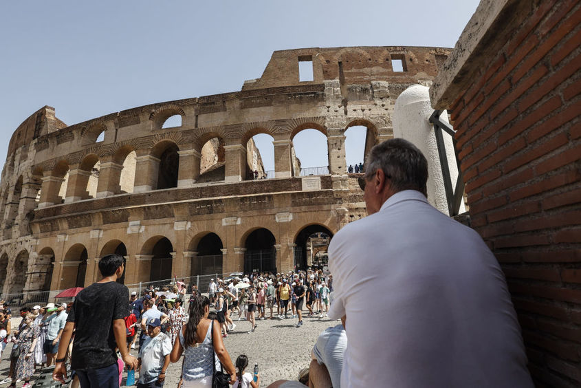 Още туристи последваха "примера" на българина Иван и надраскаха Колизеума в Рим