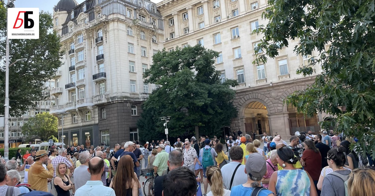 Граждани излязоха на протест срещу президента Румен Радев, провокирани от