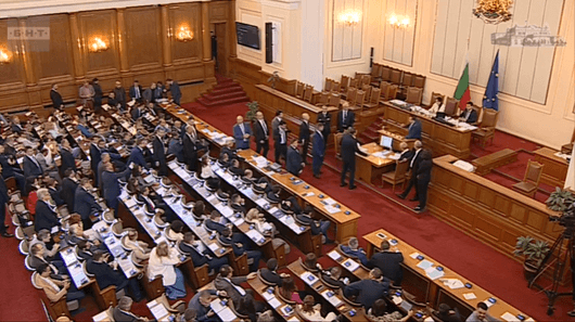 Възраждане опита да спре заседанието на парламента на което се