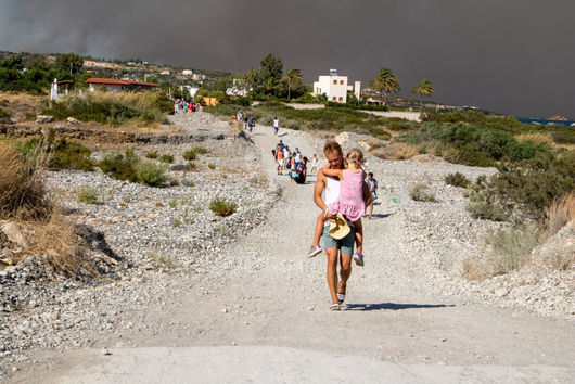 Туристи и жители са евакуирани от гръцките острови Родос, Корфу и Евия заради горски пожари