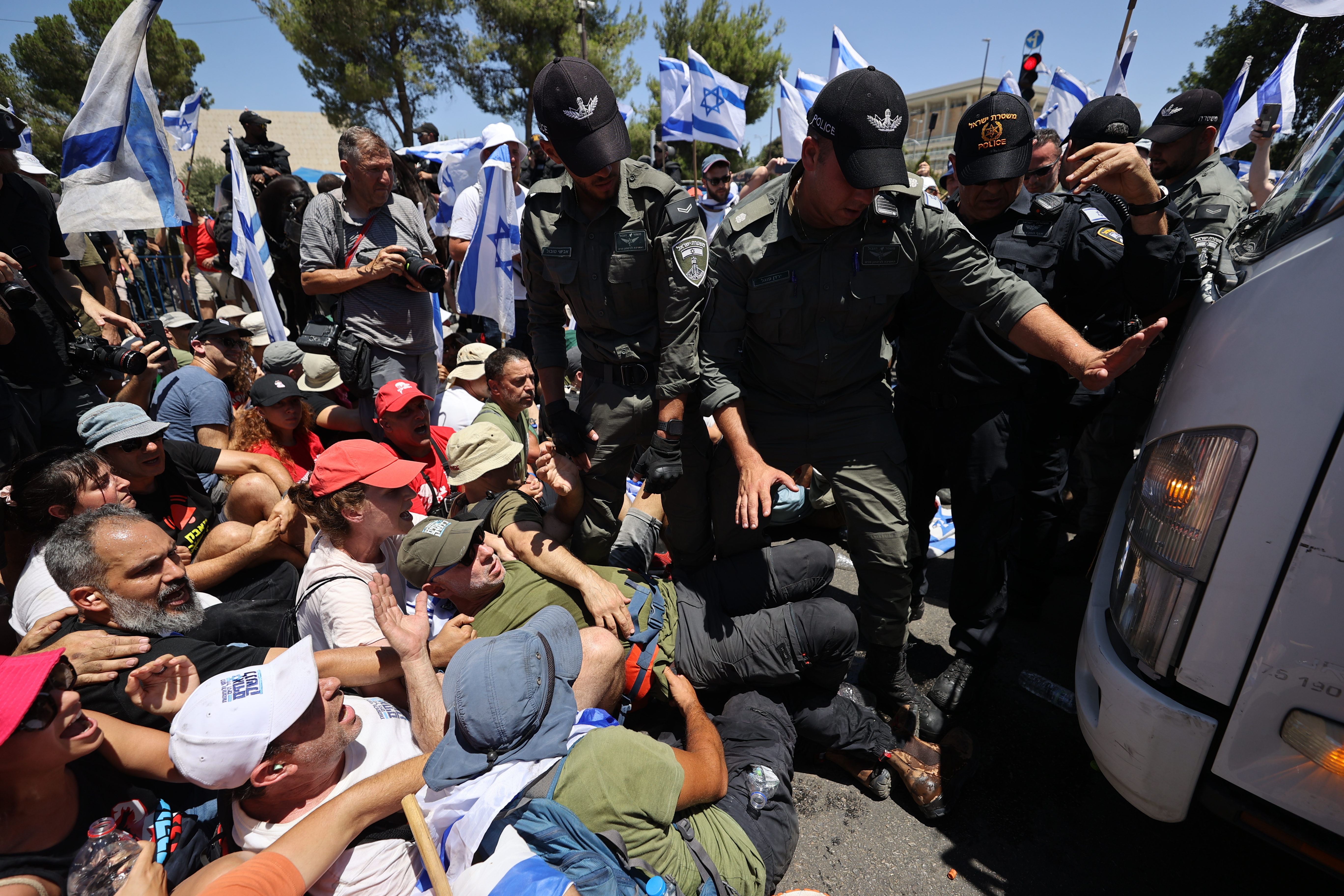 Израел форсира спорната реформа на съда. Мосад и Шин Бет се готвят за хаос и безредици