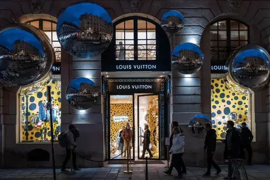 Louis Vuitton взе на стаж 13-годишно момче, новината предизвика дебат